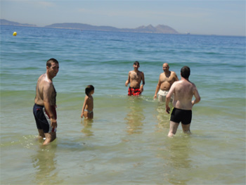 Los primeros valientes en ir al agua, aunque cortara la circulación de lo fría que estaba.